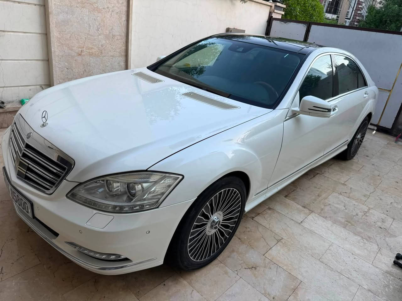 سلام عليكم
للبيع  او لمراوس مارسدس S500   2010 VIP
خليجي  رقم بغداد بسمي
سياره باب طويل كشنات ٤كهرباء وتدفئه وتبريد بردات بصمه 
جوبلس بلاد  جنطه كهرباء بوب شفط بانوراما
شاشه خلفيه طاوله طعام 
سياره فول مواصفات ولصور تحكم 
سياره جاهزه ومابيه كل نقص 
بيه قطعه صبغ فقط بقيه سيارع كفاله  وسوناره موجود 
مكانه بغداد  
سعر  ٢٤٠٠٠$

للاستفسار 
***********
