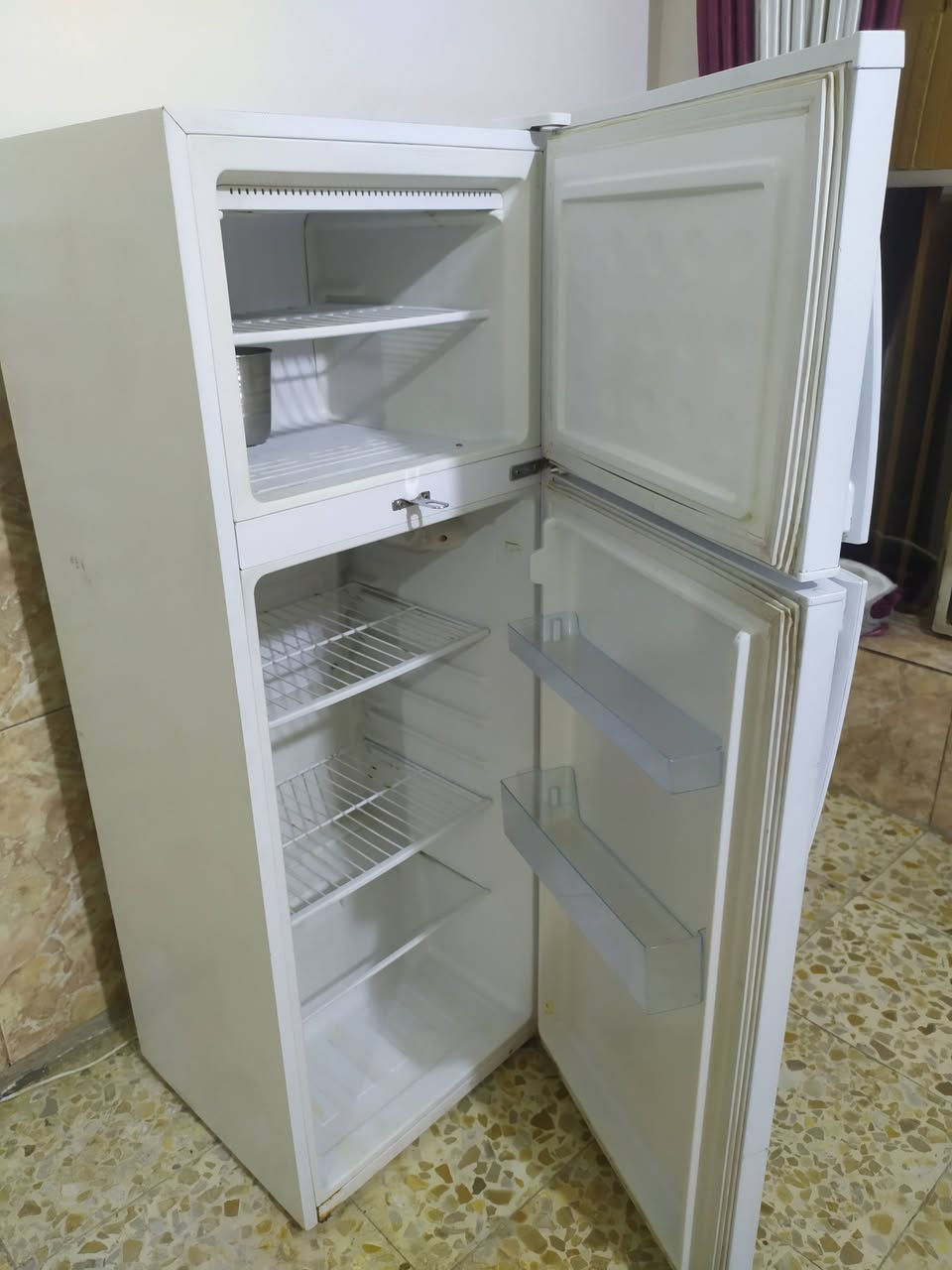 ثلاجه وسط نضيفه وشغاله وتجمد السعر ب125الف العنوان كربلاء حي الغدير ***********
