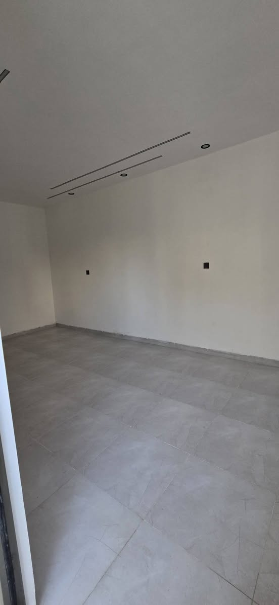 ✨مكتب ركن النخيل للعقار 

✨دار للبيع حي الملايين الثانيه 

✨ طابقين  بناء ٢٠٢٦ تسليم مفتاح 

✨مساحة ١٣٥م  واجهة ١٠ م  

✨ ماء كهرباء تبليط 

✨المدخل مقابل المول الهيكل 

✨طابق الاول استقبال مطبخ وهول   غرفة نوم 1

✨طابق الثاني  ثلاثة غرف نوم ومشتملات تسليم مفتاح 

✨للاستفسار اكثر الاتصال على الارقام 

*********** 
***********
