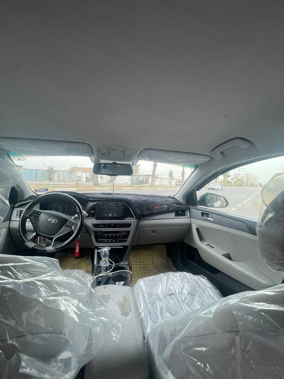 سوناتا موديل 2017 ماشية 114 ميل وارد امريكي كلين داخله للعراق وهنا صار بيه حادث جاملغ خلفي فقط من الخارج بدون داخل وقبق جنطه مصبوغ بسبب الجراد سونار موجود بعده جديد مواصفات عاديه تحكم ستيرن مثبت سرعه 3 انظمة قياده شاشه وكامره خلفيه العنوان بابل المسيب ***********
