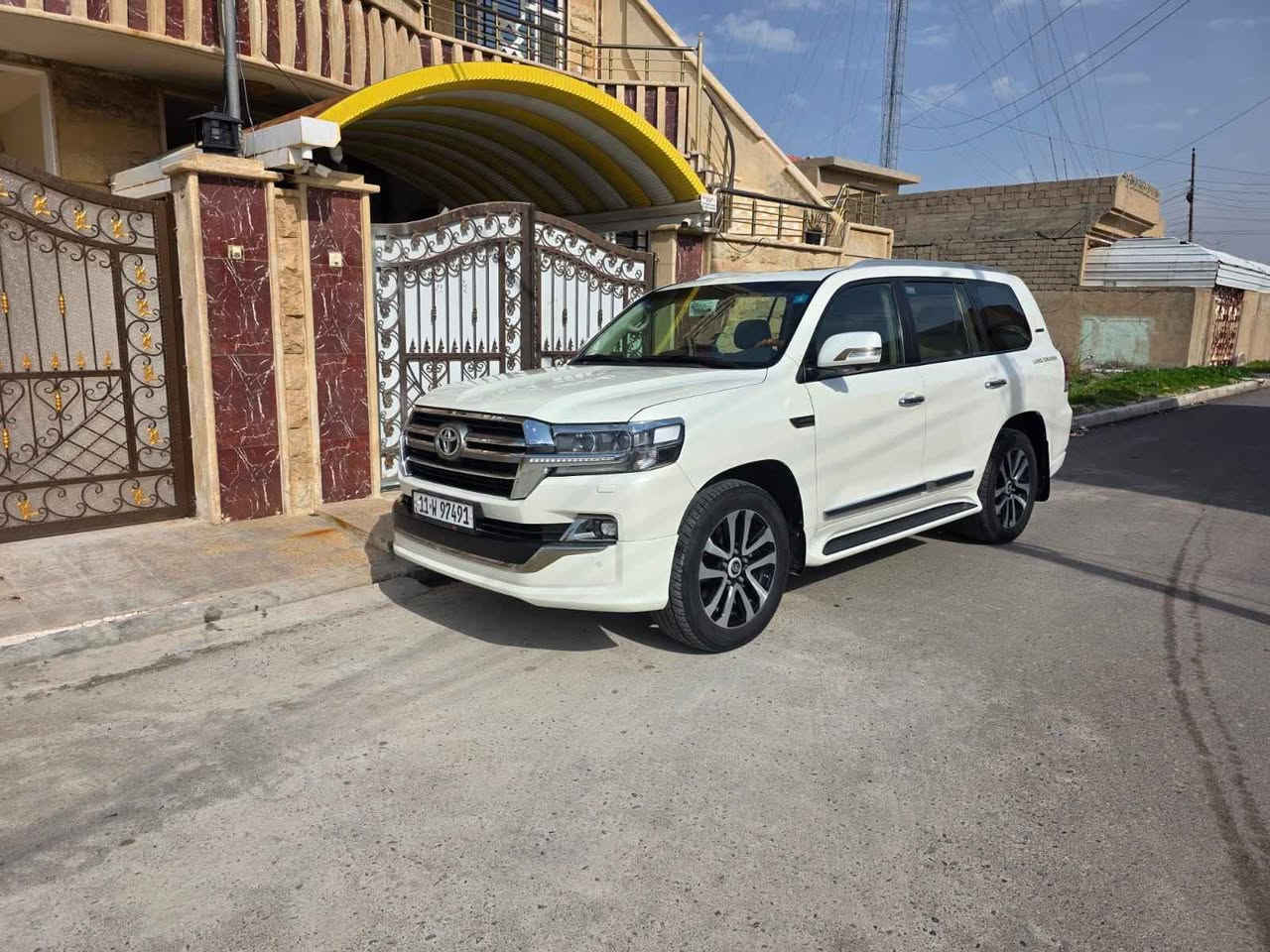 السلام عليكم.    
لاندكروز 2019 خليجي ‏  GXR
محرك حجم V8 4600
كير محرك شرط مامفتوح
رقم بغداد
شرط التحويل و الوكاله 
سلايت
 وبصمه
 وتشغيل عن بعد
كشن جلد دايموند
 وكهرباء عدد 2 
جنطه كهرباء
 وايرباك عدد 8 
شاشه اندرويد
٠ GPS و
كامرا عدد 4 وشاشاتخلفيه 
ويل كل كروم اسود حجم 19
حساس امامي وخلفي
وشاحن واير ليس
مري شفط وقلاب 
هوك خلفي رساله ترحيب لاندكروز 
ماشيه    132 الف KM
السعر. 600.  ورقه مجال 
مكان  السياره موصل
***********         كورك واتساب
***********         اسيا أربيل, العراق
