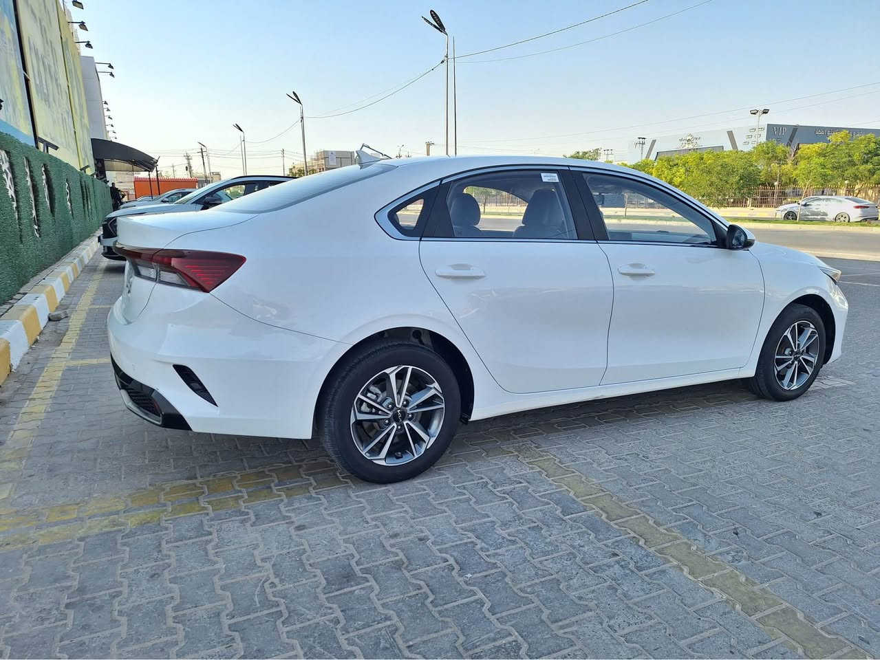السلام عليكم للبيع بدون مرواس 
كي 3 2024 
مكفولة من الصبغ والتبديل فقط مكانين بارد زغار 
عداد المسافه 60 الف ، محرك 1500 دبل نوزل
فول مواصفات 
بصمه تشغيل ، بصمه ابواب ، شاشه كامره ، تتحكم ستيرن 
حساس خلفي أمامي ، كشنات جلد داخل لونين مميز
ويل كب ، مري اشاير بلمري ، ترحيب ، ويل كب 
رقم اربيل بأسم شركة وكالة او تحويل ماكو اشكال  

السعر 133 بيها مجال 
المكان النجف 
*********** النجف, العراق
