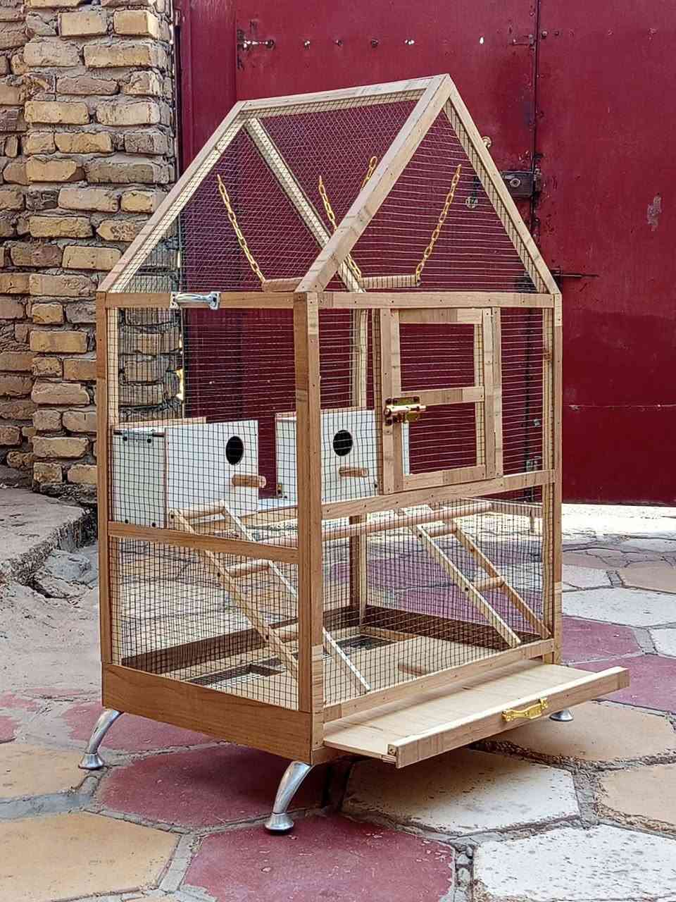 للبيع قفص خشبي عمل نجاره جديده غير مستعمل قياسات الارتفاع 1.25 العرض 75cm عرض البطن النزال 55 cm يحتوي على بيوت عدد 2 مراجيح عدد 2 درج عدد 2 ومجرى للتنظيف جراره القفص أحله من الصور سعره 50الف وبيه مجال ناصريه حي اور خلف جامع الحسن *********** يوجد واتساب
