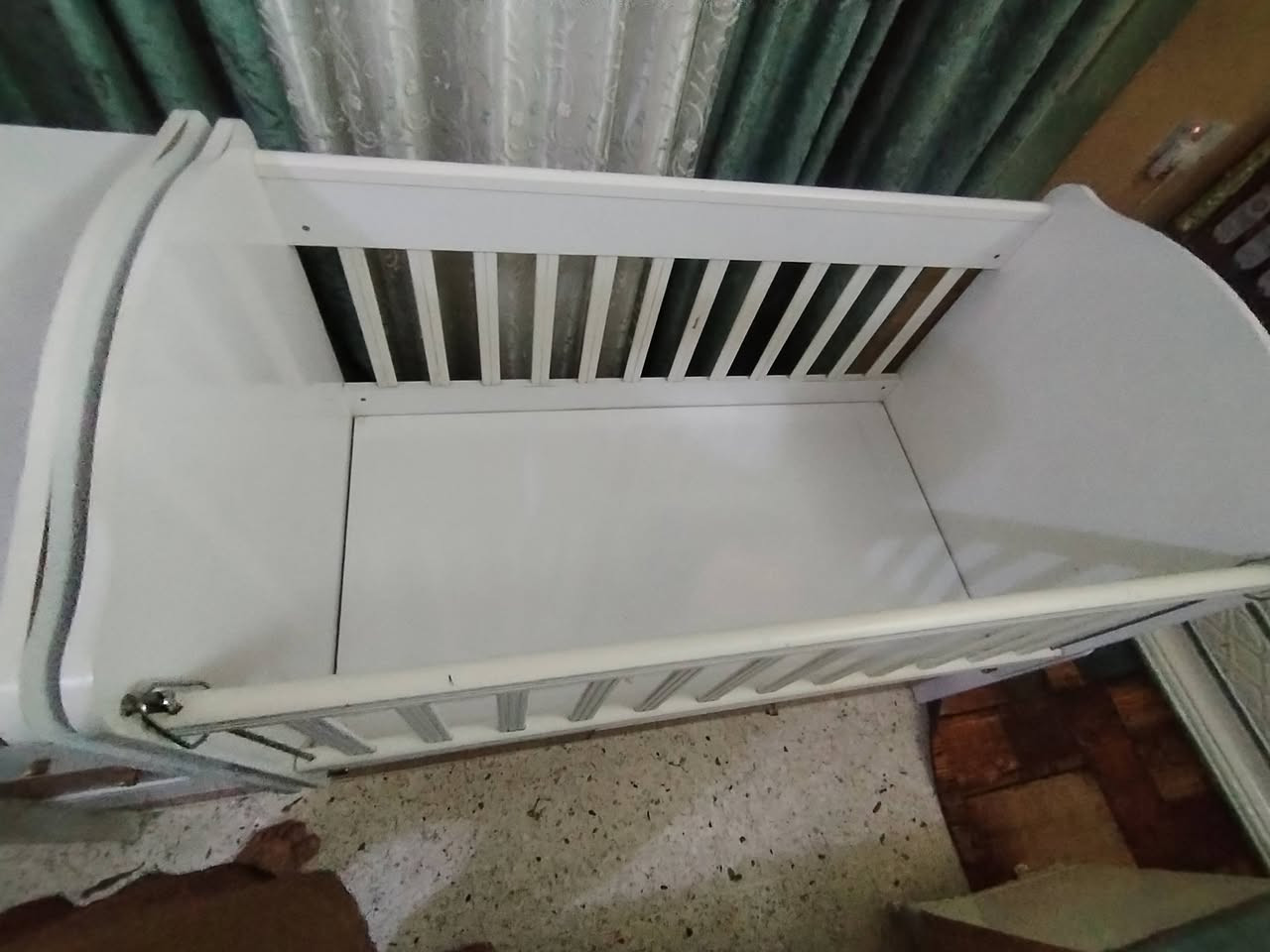 سرير اطفال تركي درجه اولى للبيع  مكون من 3 جرارات صغير 2 جرارات كبير مع دوشك السعر ٩٠ بيها مجال  حك الجيه  العنوان المسيب حي الشرطه للاستفسار الاتصال على الرقم *********** همين بيه واتساب
