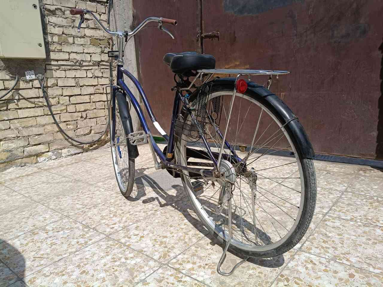 السلام عليكم بايسكل للبيع نضيف حجم 27 عايزه بس زنجيل السعر 75 مكاني بغداد العامريه الرقم ***********
