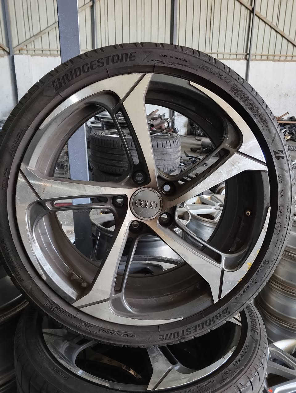 السلام عليكم من كراج المتوكل للبيع السيارات الالماني الحديث اودي جيتا باسات كولف  تيكوان تم وصول بضاعة جديد ويل كب العنوان موصل مجمع اسود الرافدين للاتصال على الرقم *********** عبدالله
