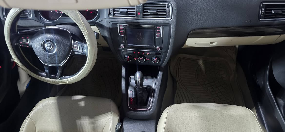 جيتا 2016 خليجي فول مواصفات عدا البصمة شاشة مع كاميرا خلفية حساسات خلفية وامامي سلايت كشنات جلد ويل كب كشنات جلد اوف وايت بلادي داخل صاج تبريد بيانو قطعتين مكينة خمسة بستن المرغوب تنفس طبيعي بدون توربو تشتغل بانزين عادي كير ومكينة شرط مامفتوح السيارة كلها على وضع الشركة السيارة كلين صفر شركة مكفولة من الصبغ والتبديل بيها بارد بالباب الخلفي مايبين رقم دهوك سنوية ولوحات جديدة بسمي شرط التحويل البيع بس نقد مكان السيارة موصل و برطلة 
***********
***********
