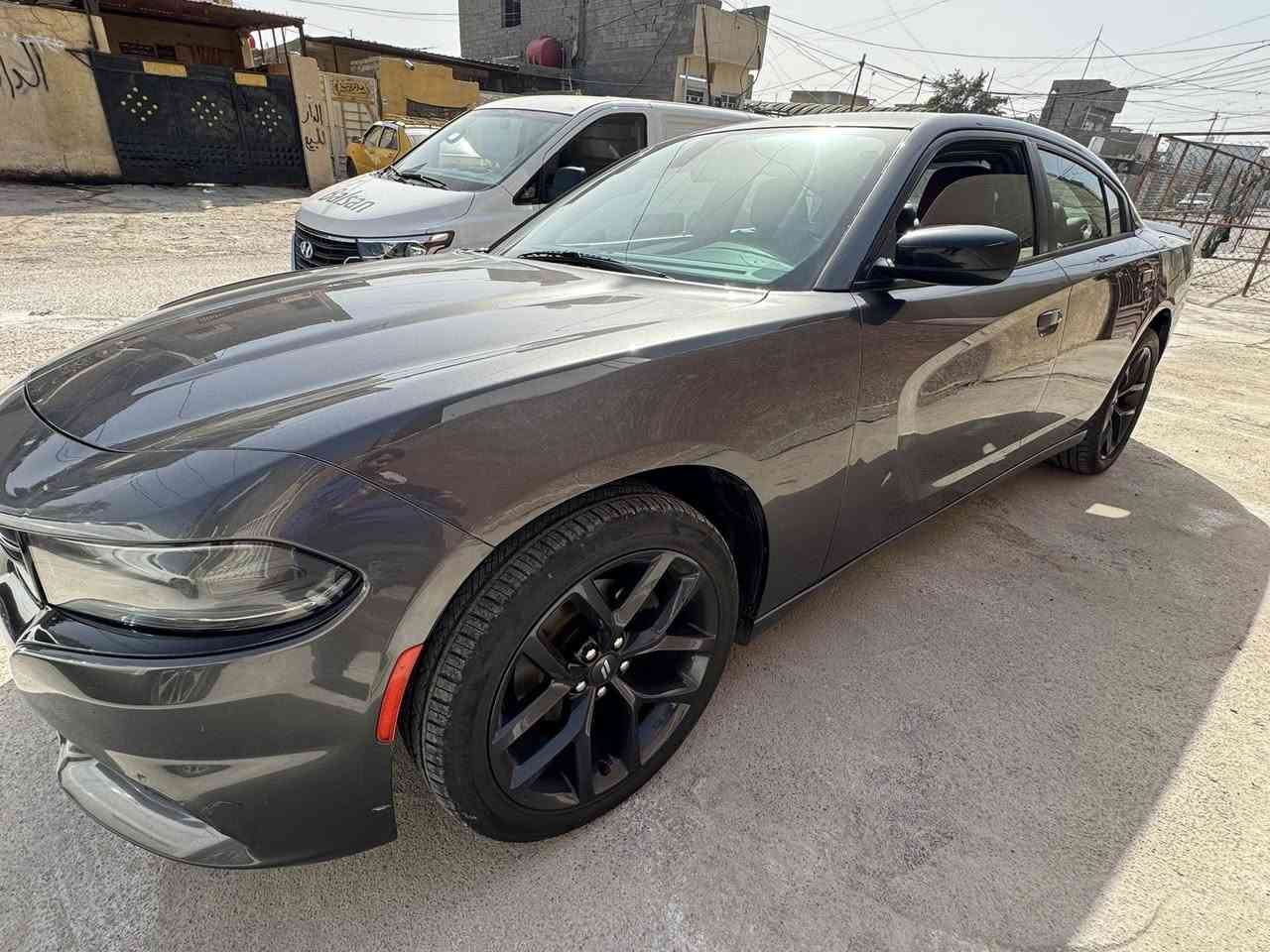 السلام عليكم  جارجر للبيع موديل 21sxt اصل ماشيه 66 ميل معروفه مواصفات سياره حادثها جاملغ خلفي و نص الباب الخلفي كل تفاصيلها بالمنشور بها شخطه بالباب عكس السايق   وبيها بارد كلش قليل وناشر  الصوره سياره مال جناي مكان السياره بغداد البنوك  سعرها 21.5 رقم الهاتف ***********
