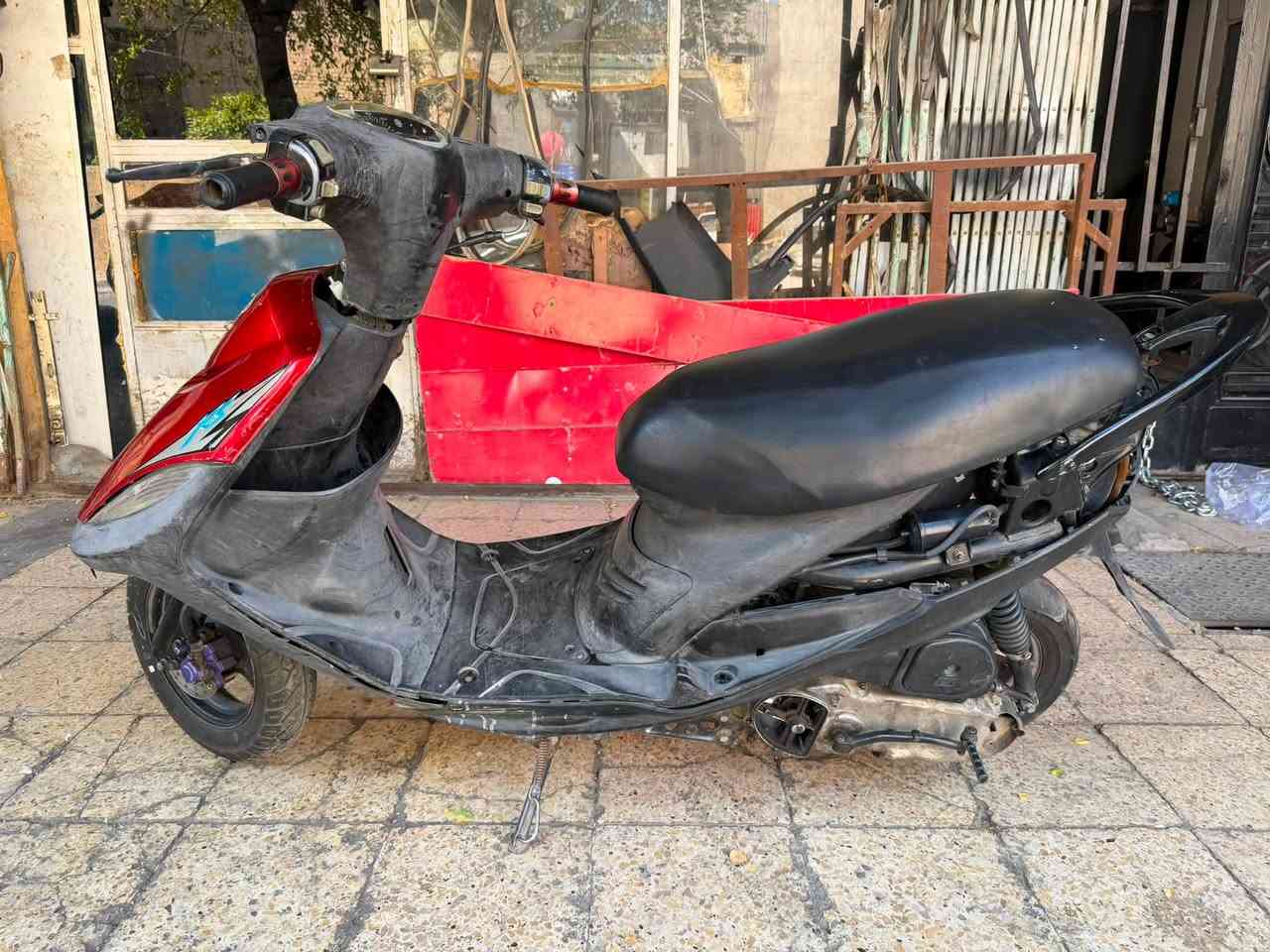 سلام عليكم ماكس عدلة للبيع دراجة ملحة حلوة مكينتها ناعمة بس بيها دخانة خفيفة ونقصها سلف سعرها خاص مكاني الاعظمية ***********
