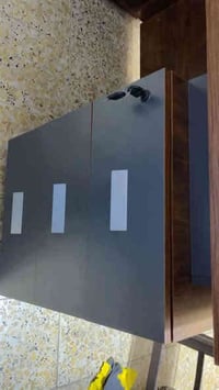 ميز مكتبي للبيع  بعده بجيسه ما مستخدم ابد   ويا كرسي  للستفسار ولتصال....