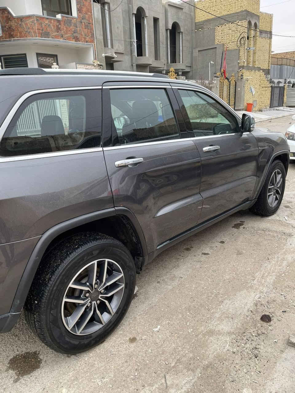 السلام عليكم 
جيب كراند شيروكي 2019 لمتدد فول مواصفات
السيارة وارد امريكي ضربتها مثل ما موضح كدامكم بلصور
المواصفات:
شاشه جبيره 
رادارات
جنطه كهرباء 
فتحه سقف 
تدفئة تبريد بلكشنات وبيها هواي مواصفات 
رقم بغداد تحويل ثاني يوم
وصورة السونار موجوده بلمنشور
السعر:225$
عنوان السياره واسط كوت
للاستفسار الاتصال:***********
