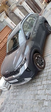 كيا سونت ٢٥ بحالة الزيرو ماشيه ٥٥٠ الف فتحه بالسقف بصمه وباقي المواصفا...