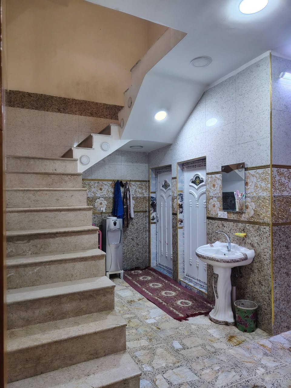 بيت للبيع٢٠٠م زراعي بيت غلام خلف السده طابقين
طابق١ طرمه
حمام +تواليت خارجي
 استقبال 7*5
مطبخ 5*4
صاله 8*4
حمام معزول +تواليت معزوله
مناور ٢يمين البيت ويساره
غرفتين 5*4
طابق الثاني غرفتين
الغرفه الأولى 7*5
الغرفه الثانيه 5*4
حمام جبير 
صاله8*4
وصطح خلفي 10*5  ينبني بي غرفتين
وفوك بيتونه جبيره وصطح
*********** واتساب او اتصال
***********
