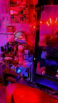 هذا المحل مالي مال عنايه البشره جاكوزي امطلوب بس حلاق بالمحل مالي بصفي...