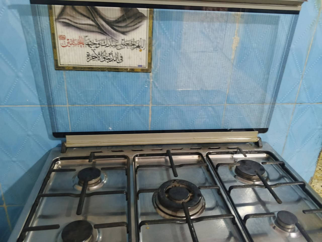 السلام عليكم عندي طباخ للبيع سعر 200 و بي مجال العنوان بغداد شارع محمد الصافي رقم الهاتف ***********
