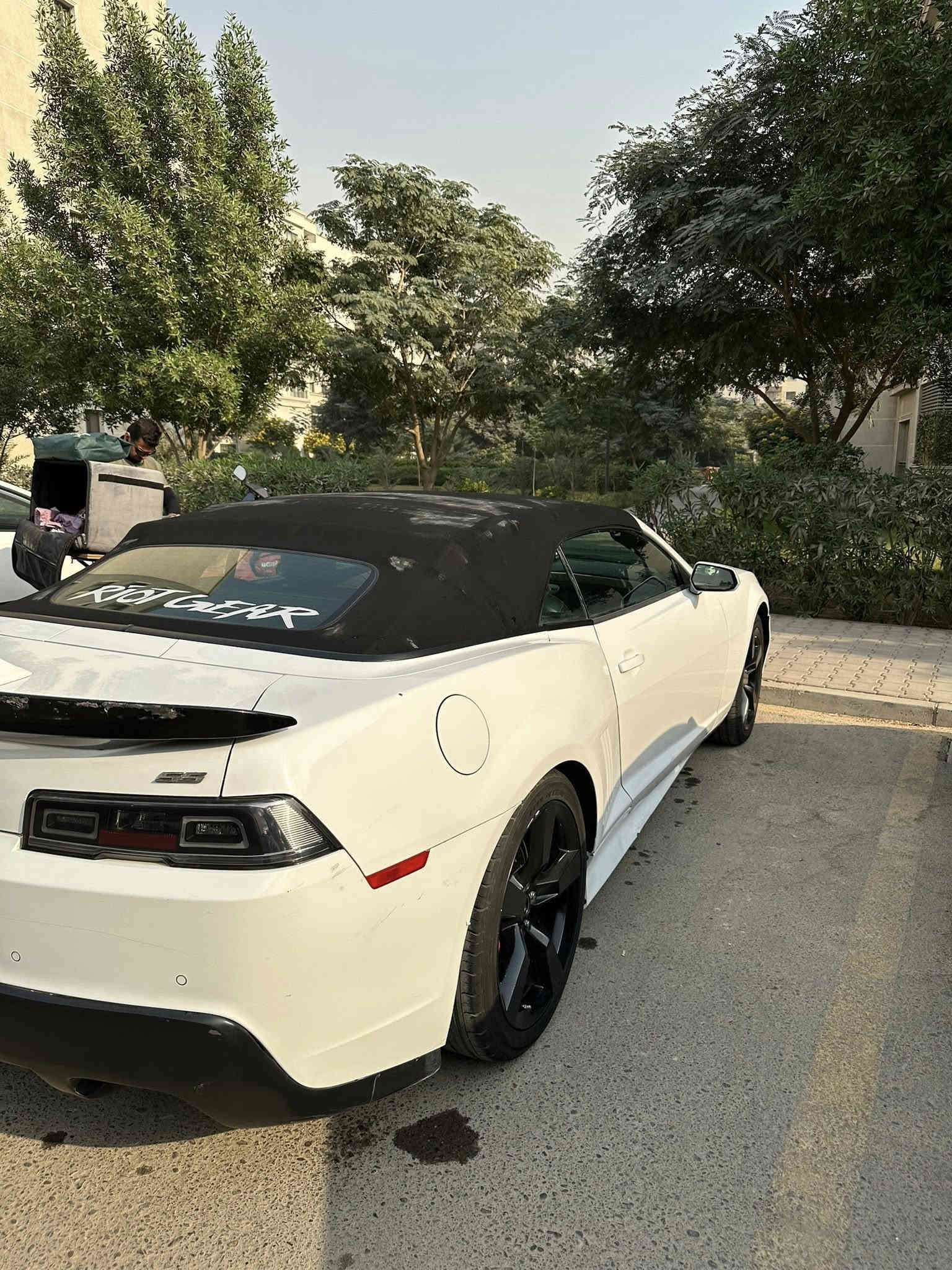 كمارو 2014 للبيع 
رقم بغداد 
ماشيه ١٦٦ الف كيلو
اللون ابيض
السياره بدون حادث ((((كلين تايتل)))) 
((((بدون قطره صبغ))))

 محرك V6 سعة 3.6 لتر بقوة 335 حصان .
  
* المواصفات:
    * مصابيح LED خلفية داكنة.
    * جناح خلفي مثبت على غطاء صندوق السيارة.
    * تصميم عجلات مختلف . 
    * كشف 
    * مقاعد جلد اسود وابيض 

تقريرها وسونارها من المندلاوي 
السعر ١٣٥ ورقه 
العنوان حي العدل / بغداد
رقم الهاتف ***********
