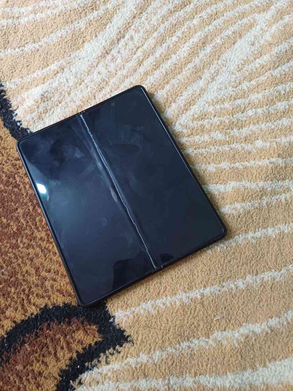 جهاز Galaxy z Fold3 5G
يحمل خطين ذاكرة ٢٥٦ محتركة شاشة داخلية فقط وامامية شغالة سعرة ١٦٠ وبي مجال مكان الحلة ***********
