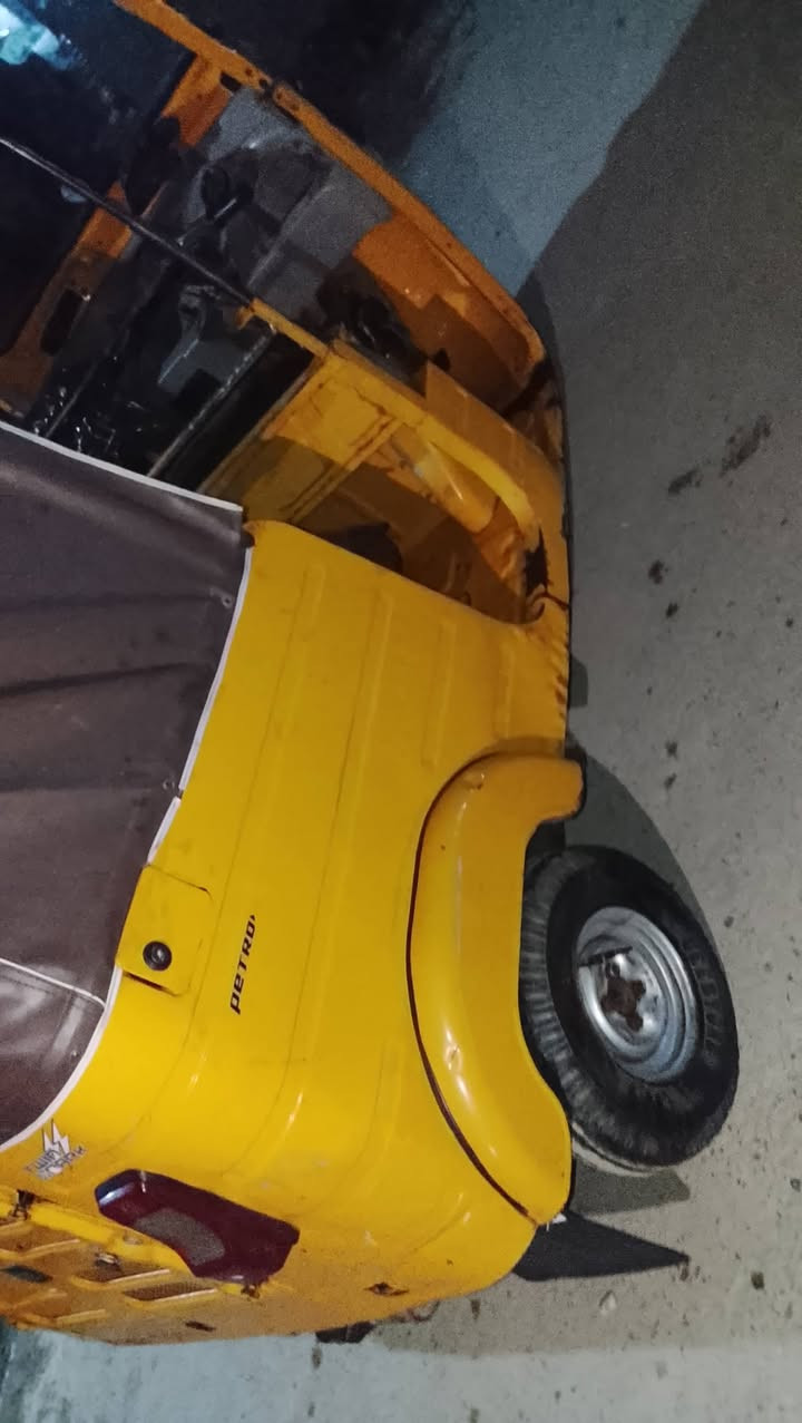 سلام عليكم  شباب تكتك لبيع موديل 16شهر 4تكتك نضيفه بيهة بس هاي ضربه بل لغد مكينه نجفته ستوني  بدي عشريد مكينه عشرين عوزه بس كبريتر وقمجي مال كلج  نقص سعره 3000وبيه مجال قليل مكاني بغداد مدينه صدر رقمي بس وتساب ***********
