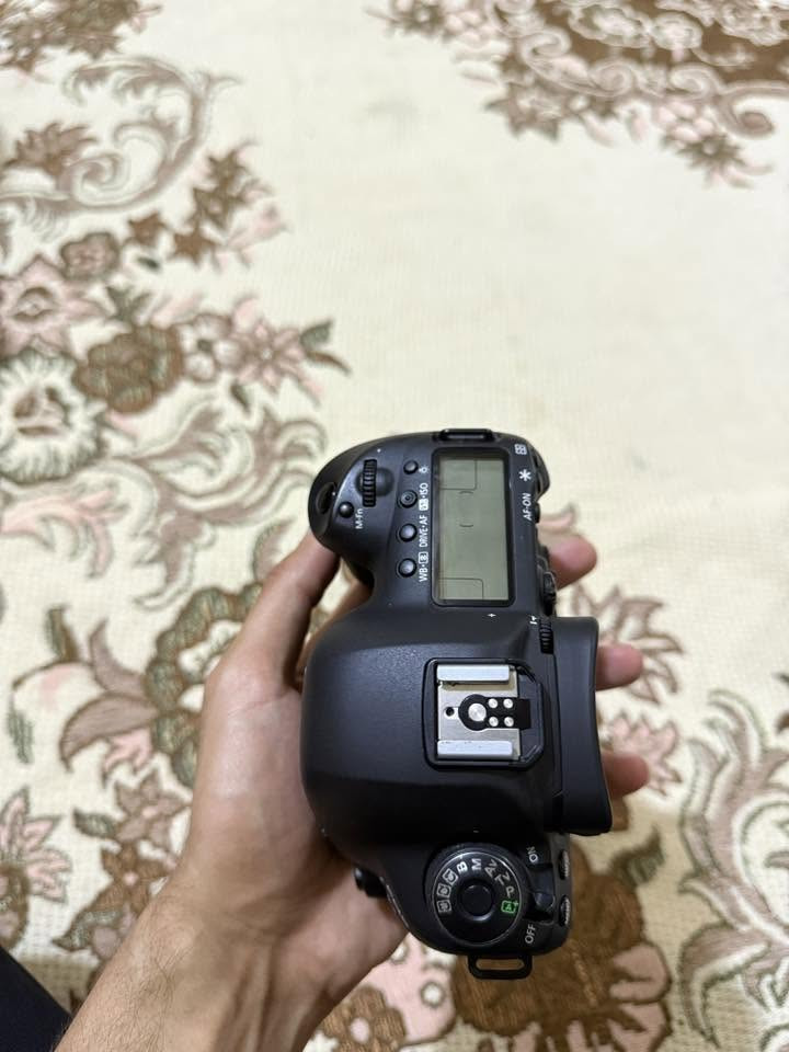 كانون 5d mark4
اخت الجديدة

كامل ملحقات مع كريب جديد بالكارتون غير مستخدم 

 الكارتون و الشاحنة والحزام والملحقات كلها بعدها بالچيس

للتواصل 

***********

السعر مليون و450
