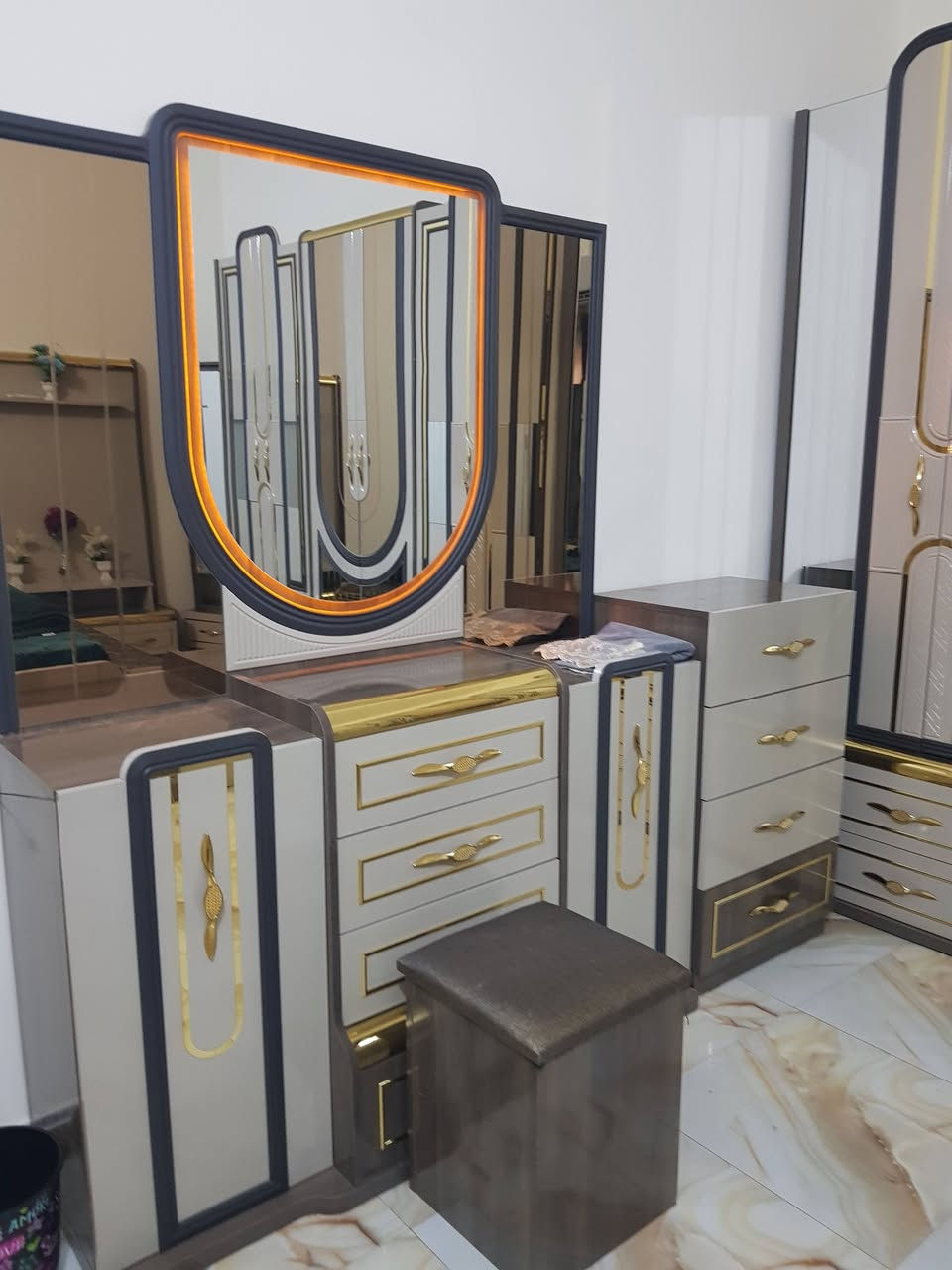غرفة نوم جديدة كلش شخط مبيها مشدودة مصار هواي كلش نظيفة ماخذها ب ٣ مليون و ٨٠٠
رقم ***********
