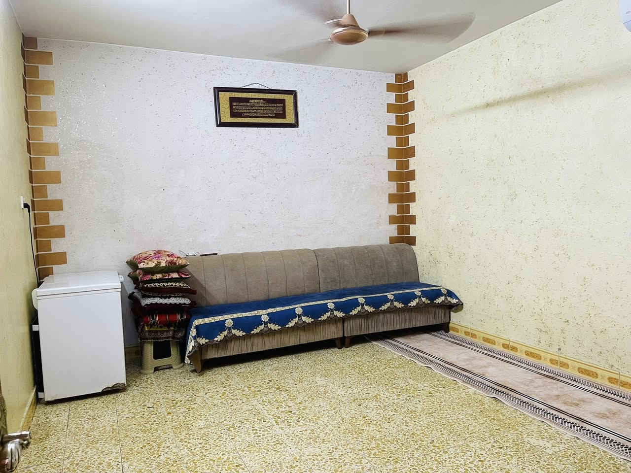 متاح بيت للبيع مساحة مربع طابقين بناء جديد الحسينية منطقة الظباط مقابل شارع المركز الزهور الاستفسار ((***********))
