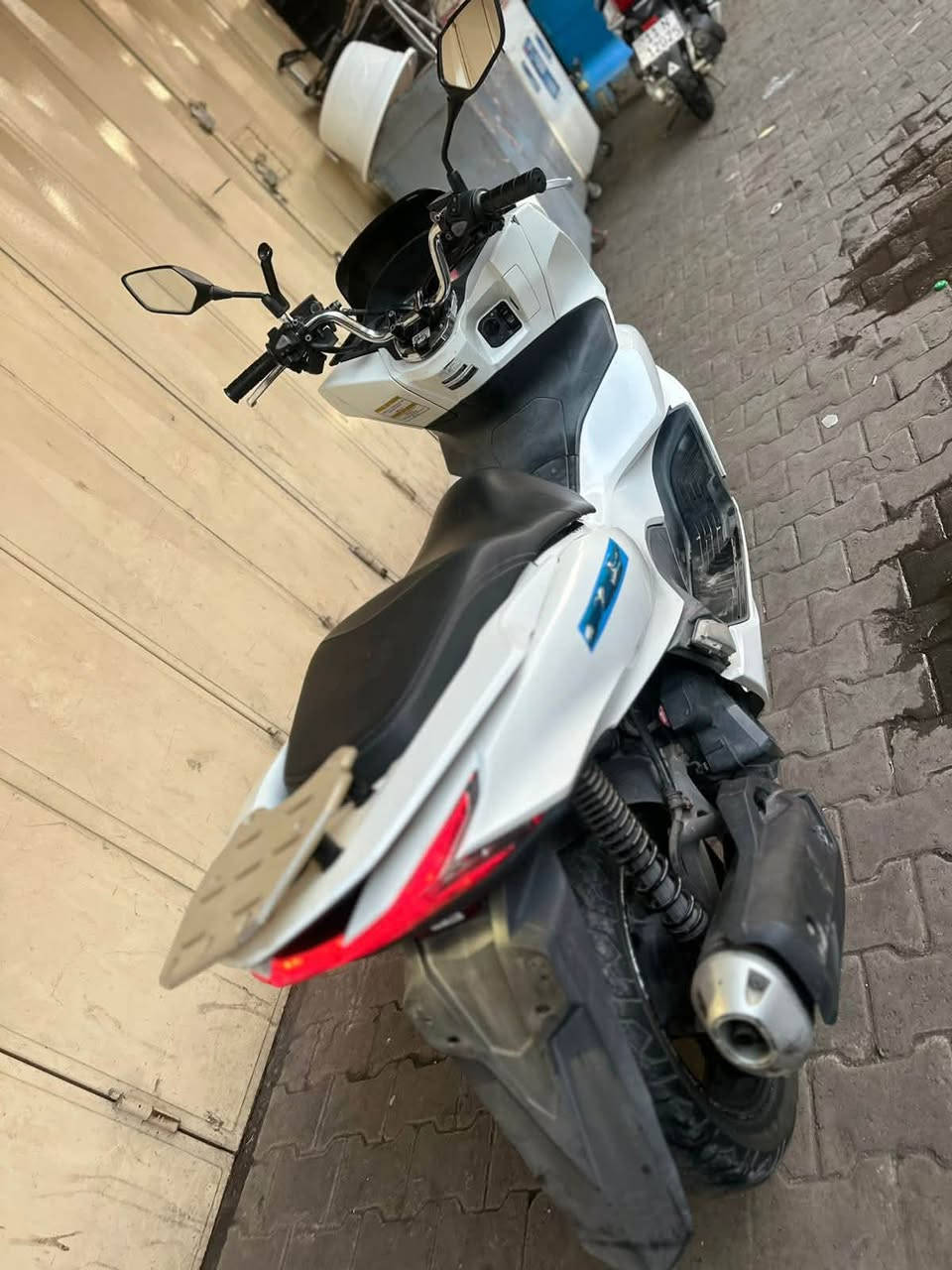 سلام عليكم pcx جيل الرابع وراد كوري
دراجه نضيفه ومكفوله كفالة عامة مكينه برغي ما مفتوح جيب فيتر وفحص 

فقط كم ملاحظه بكفرات  .

السعر 13 ورقه بيها مجال للشراي 

مكاني بغداد  

***********
