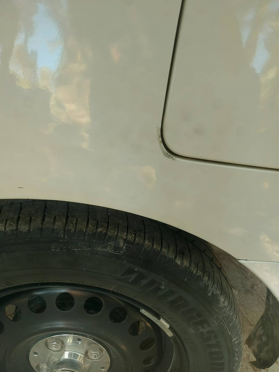 نيسان صني للبيع مديل ٢٠٢٤ فقط بيها بارد جوه قبق البانزين سعر ١٢٠ وبيها مجال بسيط   ***********
