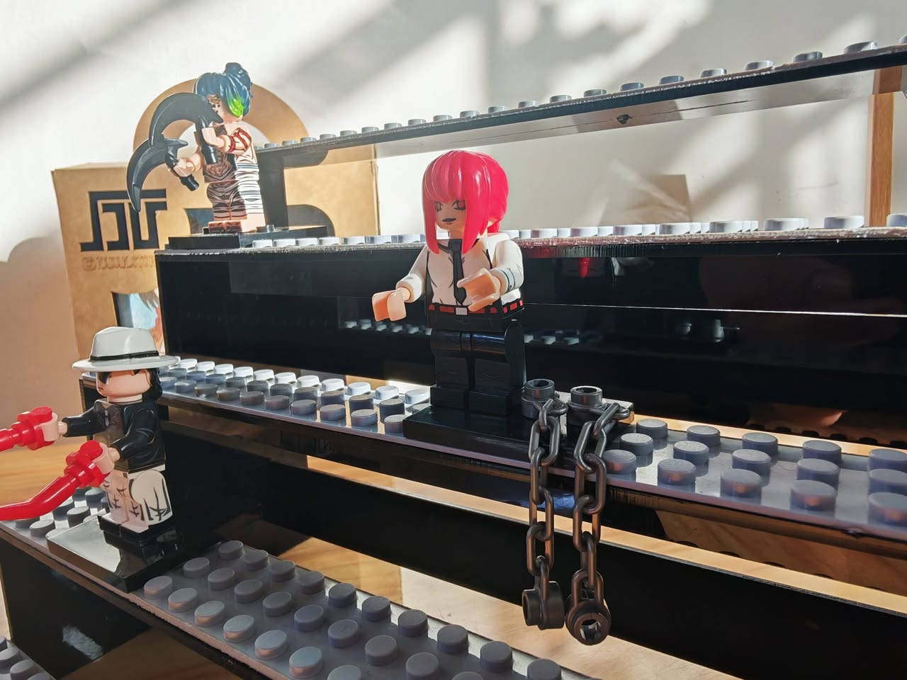 منصة عرض احترافية لشخصيات الليغو  -ذو تصميم مدرج 🏆
عارضة مميزة خاصة لشخصيات الليغو ذو قاعدة مكعبات متوافقة (اي انها مزودة بنقاط تثبيت الليغو) لضمان ثبات الشخصية و عدم سقوطها كما هو موضح بالصور ، و هذا ما يجعلها مصممة خصيصا لمحبين الليغو
مصنوعة بلون اسود فخم يبرز الوان الشخصيات الزاهية

مدرجة ضمن اربع طوابق و ذو عرض (٢٦ سم) يتسع لقرابة ٣٢ شخصية مختلفة، الصورة الأخيرة من المنشور توضح كم شخصية ممكن ان يصل الطابق الواحد من العارضة

مثالية للرفوف و خزائن العرض الزجاجية 

لمن تفيد هذه العارضة؟
١- لتجار مجسمات الليغو لعرض المجموعات المختلفة
٢- لهواة تجميع مجسمات الليغو لعرض مجسماتهم المختلفة و تصويرها

الشخصيات الموجودة ضمن العارضة هي للعرض لا تأتي مع العارضة، يمكن بيعها بشكل منفصل، وهي مجسمات ليغو للشخصيات التالية
١- شخصية ماكيما (makima) محبوبة الجماهير من انمي رجل المنشار 
٢- شخصية ايتاشي (itashi) من انمي ناروتو
٣- ملك القراصنة لوفي بملابس الصيف و المشروب
٤- موزان، ملك الشياطين من انمي قاتل الشياطين (demon slayer)
٥- غيوتارو، الشيطان الشهير في انمي قاتل الشياطين 
٦- ساو (saw) لمحبي عالم الرعب

سعر العارضة لوحدها : ١٥ الف دينار

سعر كل شخصية بشكل مفرد : ٣ آلاف

اما اذا كنت تريد العارضة مع كل الشخصيات فيكون السعر  فقط ٢٧ الف ☑️ 

توصيل خمسة آلاف لجميع محافظات العراق 🙏🙏🙏🙏🙏


**إذا كنت صاحب هذا الإعلان وتريد حذفه لأي سبب، رجاءا أرسل رسالة إلى الدعم الفني**