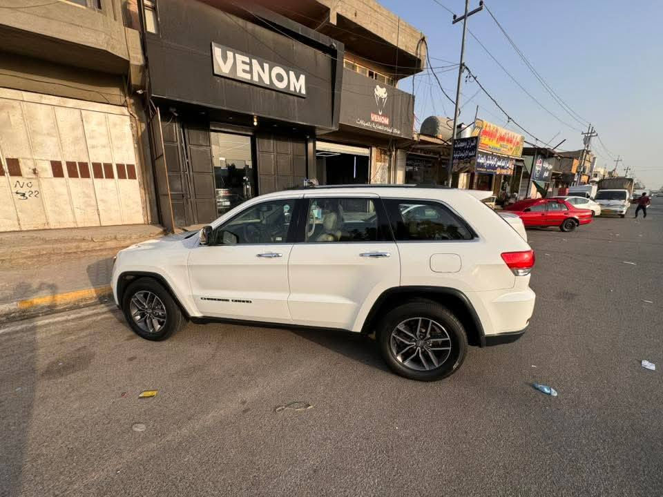 جيب كراند شيروكي موديل 2018
لمتد فول مواصفات 1/1 سيارة بسمي رقم بغداد دولي سنويه لل2029 تحويل ثاني يوم سياره مكفوله كفاله عامع عدا ملاحضه طخه صقيره بعد ما مشتقليهه عالبارد ترجع بجاملق الخلفي جيهت اليمنه امام البك لايت موضح بصور سياره ماشيه 107000 كابون بانزين كامل بس بصمه عيون باقي محرك 3.6 شرط وضع شركه محرك وكير كفاله عامه مواصفات السياره معروفه لمتد 1/1 عدا دفع الرباعي ما بيهه سياره بانو رامه كشانه خزن كشانه تدفئه تبريد ستيرن تدفئه صندوك كهربائي كشانه كهربائي كشانه الخلفيه تدفئه ويل كب كروم طخم تواير جدد ثلث انضمة قياده ايكو سبورت نورمل تحكمات ستيرن مثبت سرعه شاشه كبير بلادي منضومه اناره زينون
 للستفسار *********** مكان السيارة موصل القياره
