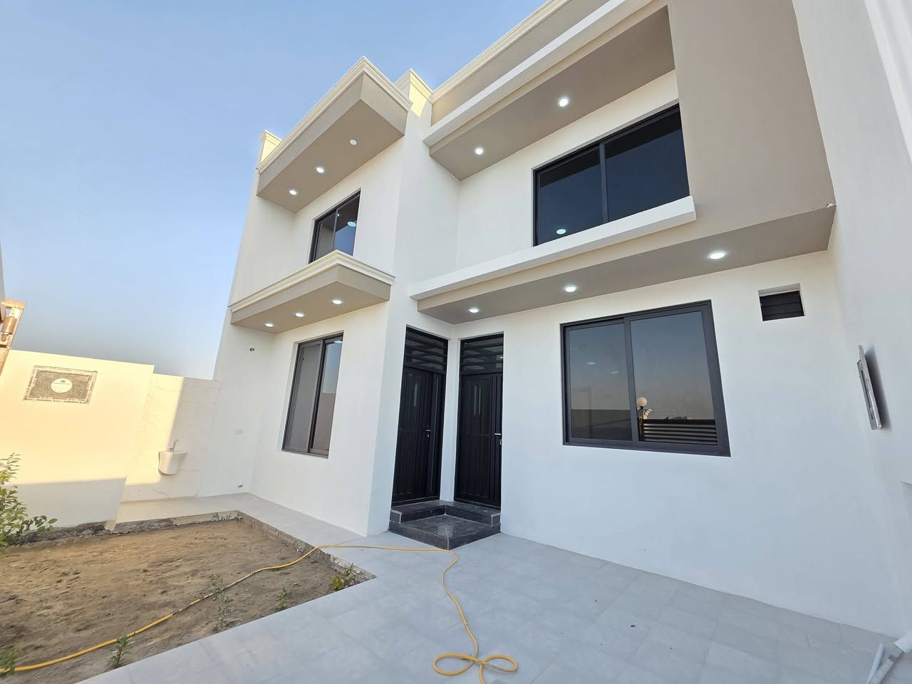 دار للبيع بناء طابوق جمهوري حديث 📌🏘
 المساحة 200 م٢ 

طابو زراعي سند 25 تحويل مباشر
الطابق الارضي يحتوي على 
 مطبخ ، هول ، أستقبال ، غرفة عدد ٢، مجمع صحيات داخلية وخارجية 
الطابق الاول غرفة عدد ٢ ، مجمع صحيات 
عرض الشارع 10م تبليط 
الموقع : بابل الحلة الوردية داخل قرب مدرسة مالك الاشتر الابتدائية 
السعر : 153مليون قابل للتفاوض  

للأستفسار الاتصال على الارقام 
***********  امير 
*********** امير
