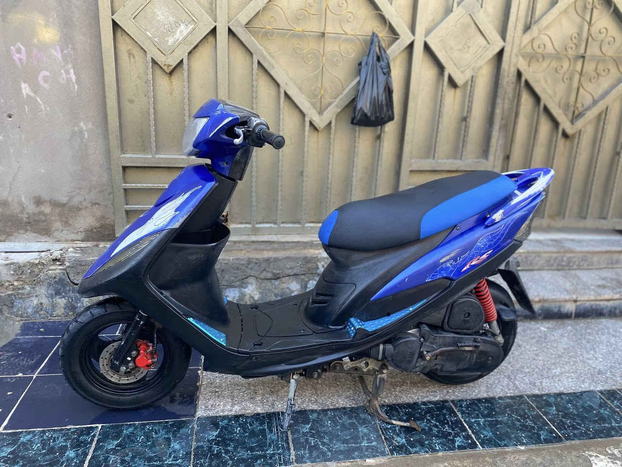 ماكس عدله الدراجه مال رمبه قبل سبوع نزلت من الطول للطول بلاديه اخوان الدراجه كلهة بلاديه اي شي تجاري ما بيهة 
زوج تايرات جدد برغي ما نقصهة شغل واطلع مكينه مكفوله من كلشي على وضع الشركه 
مكاني الامين الثانيه 
السعر 800 وبيهة مجال شي بسيط 
رقمي ***********
