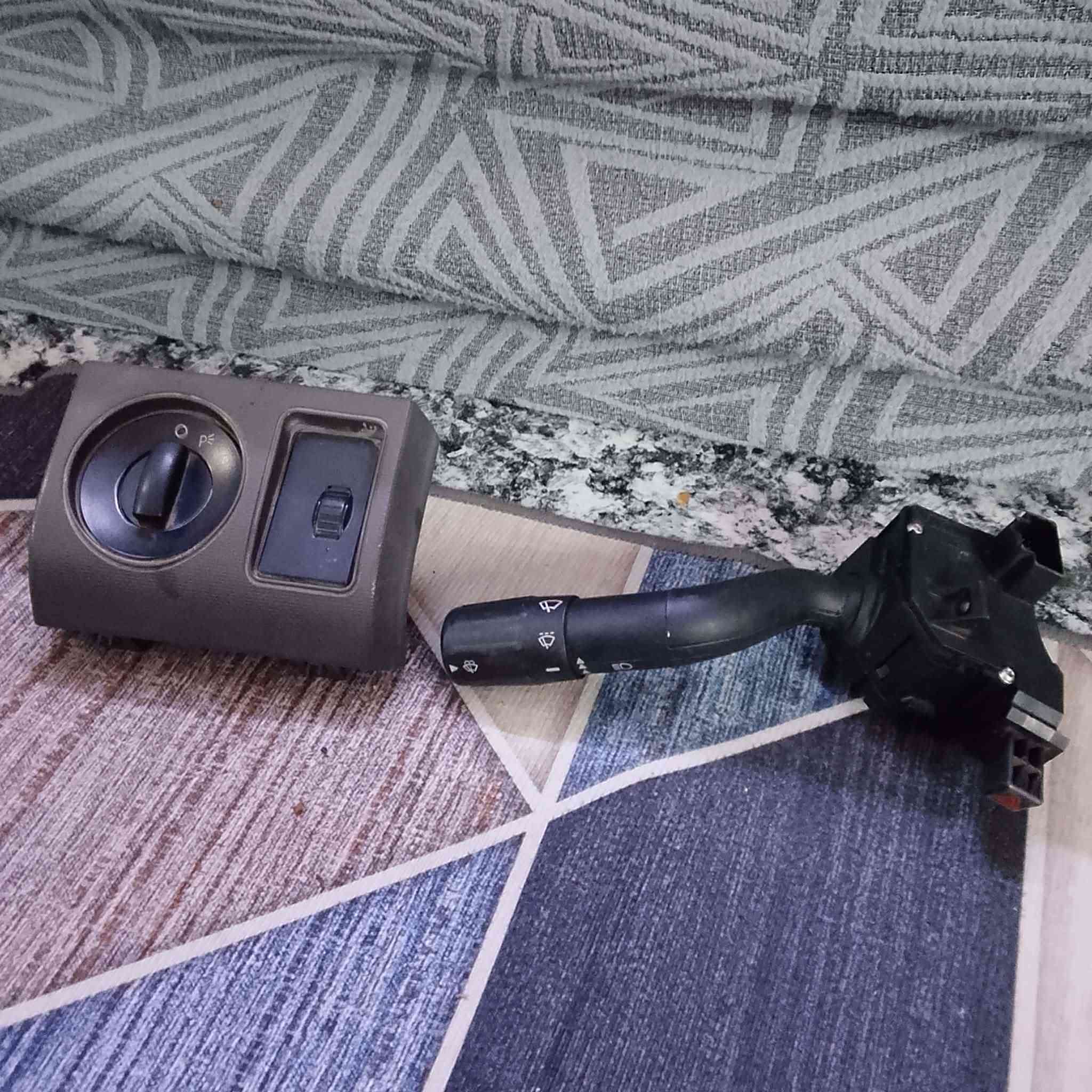 سلام عليكم يده مال لايت ثنين لبيع نضيفات الله شاهد بعدهن جديدات رايدهن 25وبيهن مجال  قليل مكاني بغداد *********** اتصل وخادم اني
