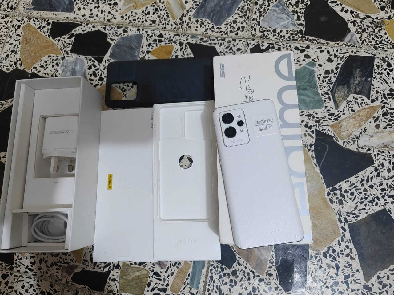 ريلمي gt 2 pro  نسخة عالمي اذكرة 256 رام 12 نظافة 99% للبيع سعر 375 مجال بسيط عنواني بغداد اي استفسار عالرقم ***********

