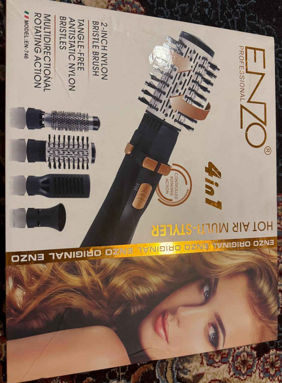 للبيع جديد غير مستخدم

مصفف الشعر انزو ENZO Professional 4-in-1 Hot Air Multi-Styler (موديل EN-746)، 

جهاز متعدد الاستخدامات مصمم لتجفيف وتصفيف الشعر في آن واحد. 

المواصفات والمميزات الأساسية:
نظام 4 في 1: يأتي الجهاز مع أربعة رؤوس قابلة للتبديل تشمل فرشاة نايلون قياس 2 إنش، وفرشاة بشعيرات فك التشابك، وفرشاة نصف دائرية، وفوهة لتركيز الهواء.
تقنية الدوران: يتميز بفرشاة دوارة تلقائياً بـ 360 درجة وفي اتجاهين (يمين/يسار)، مما يسهل تصفيف الشعر من كافة الزوايا.

الأداء الحراري: يعمل بقدرة تصل إلى 1200 واط مع إعدادين للسرعة والحرارة لتناسب أنواع الشعر المختلفة.

العناية بالشعر: مزود بـ تقنية الأيونات التي تساعد في تقليل التجعد (Frizz) ومنح الشعر لمعاناً


**إذا كنت صاحب هذا الإعلان وتريد حذفه لأي سبب، رجاءا أرسل رسالة إلى الدعم الفني**
