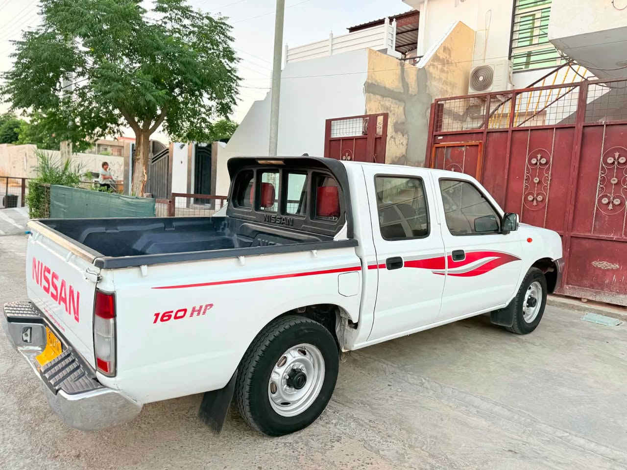 نیسان ٢٠١١
بێ بۆیاخ و بێ دەعم
گێرو مەکینەو ئەکسل بەشەرت 
مەکینەی نەکراوەتەوە
تاقم پێشو هەمو گیانی بەشەرت
سەیارەی ماڵی خۆمانە یەک دینار مەسروفی تیا نیە 
سەنەوی سالیکە بەسەر چوە
١٣٥$ مەجال
***********
*********** السليمانية, العراق
