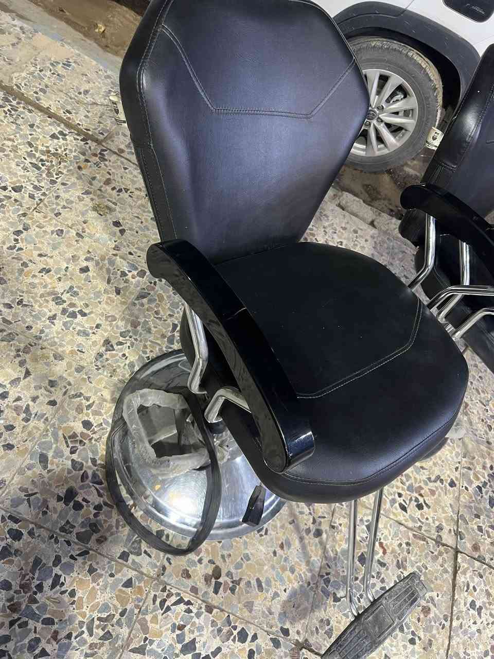 سلام عليكم كراسي حلاقه نضيفه نقص بس جكات الجك مال تجوه السعر 150 الف مكاني بغداد  الاعظميه ***********
