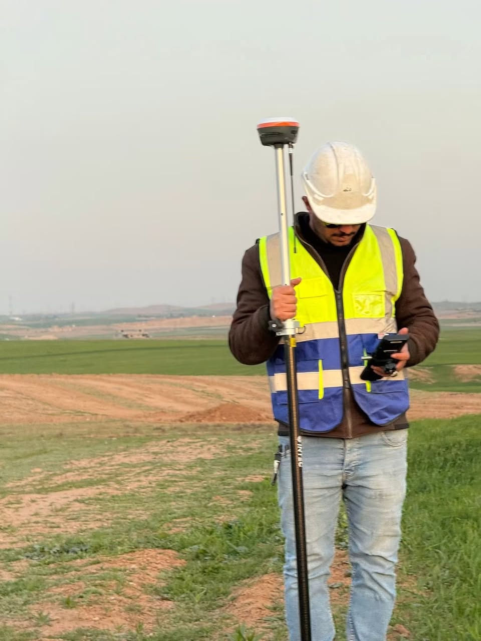 📢 إعلان هام: فتح باب التسجيل في دورات أجهزة المساحة الحديثة 📐🏗️
مع بداية العطلة الصيفية، الفرص كثيرة... لكن الفرق في "قمة الإتقان الهندسي" هو أننا نختصر عليك سنوات من التخبط في المواقع! نحن لا نعلّمك مجرد "أزرار" على الجهاز، بل نزرع فيك "عقلية المساح الماهر" القادر على إدارة أي موقع بثقة.
الدورة مصممة بالكامل لتكون محاكاة حقيقية لواقع العمل الميداني وتتضمن المحاور التالية:
🛠️ المحاور الاحترافية للدورة المتكاملة:
1. احتراف أجهزة الـ Total Station:
 التدريب العملي على أحدث الموديلات التي تطلبها الشركات الكبرى في السوق العراقي (مثل Leica TS03 و Leica 06 Plus).
 اتقان ضبط الأجهزة والتسامد (Leveling & Centering) بسرعة واحترافية عالية تحت أي ظرف ميداني.
2. التطبيقات المساحية الميدانية:
 الرفع المساحي (Surveying): كيفية رفع البيانات بدقة من أرض الواقع وتحويلها إلى المكتب.
 التسقيط / التوقيع (Stake-out): نقل المخططات الهندسية من الورق إلى الموقع بدقة متناهية (للأبنية، الأعمدة، والجسور، والطرق).
 برامج الـ COGO المتقدمة: حساب المساحات، المسافات، والتقاطعات مباشرة داخل الجهاز.
3. إدارة البيانات المكتبية (Office Work):
 احتراف سحب البيانات وتصديرها من الجهاز، معالجتها، وتحويلها إلى خرائط هندسية مفهومة ومطابقة للمواصفات.
4. ربط العمل بالواقع الميداني العراقي:
 شرح حقيقي وعملي للمشاكل والأخطاء الشائعة التي تواجه المهندس والمساح في مواقع العمل داخل العراق، وكيفية حلها تقنياً وفورياً.
🎓 شروط الانضمام (نستقبل النخبة فقط):
للحفاظ على جودة التدريب والتركيز العالي لكل متدرب، المقاعد محدودة جداً وتستهدف الدورة:
 المهندسين بكافة اختصاصاتهم (مدني، طرق وجسور، ري، وغيرها).
 خريجي المعاهد التقنية.
 طلبة الكليات الهندسية والمعاهد (المقبلين على التخرج).
🎁 هدية العطلة الصيفية ودعم الطاقات:
💥 خصومات خاصة وحصرية للطلبة تصل إلى (30%) لدعمكم في تطوير مهاراتكم وبناء سيرة ذاتية قوية قبل التخرج ودخول سوق العمل.

 الموقع: الموصل - الجانب الأيسر
 للتواصل والاستفسار المباشر عبر الهاتف أو الواتساب:
 📞 ***********
 📞 ***********
🚀 مستقبلك المهني يبدأ من الإتقان العملي... احجز مقعدك الآن !
