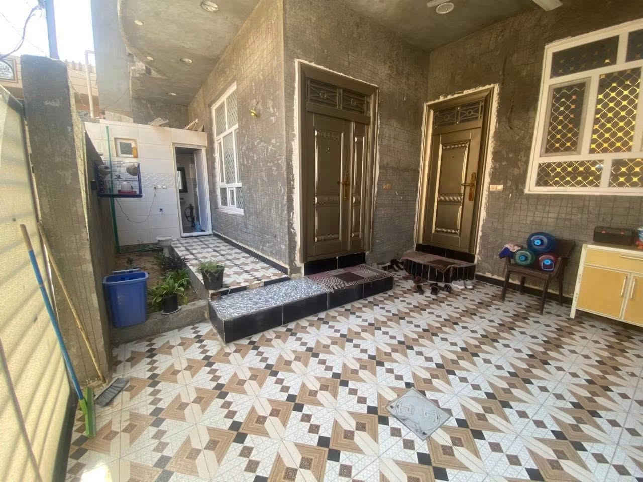 السلام عليكم بيت للبيع طابقين طابق الاول كامل مكمل والطابق الثاني فقط الغرفتين ماكاملة مساحتة 150 يقع خلف منتزه نور المقدادية فرع دكتور علي رياض  150 مليون وبي مجال للاستفسار اتصل على رقم ***********
