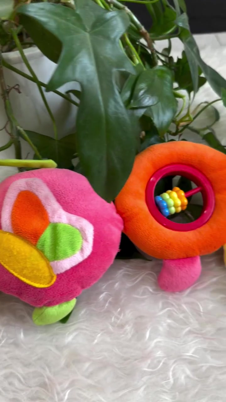 ⁨ مو كل الألعاب تسلّي البيبي… بعضهن فعلًا يطورن حواسه 🥹🧸✨
ألوان تشد الانتباه 🌈
أصوات وخرخشة تحفز التركيز 🔔
وعضاضات تفيد بفترة التسنين 🦷🤍

يعني لعب + فايده + تسليه بنفس الوقت 😭👶🏻✨

إذا عندج بيبي يمل بسرعة… هاي الألعاب راح تصير المفضلة عنده 😭🧸
كل وحده بيها حركة، ملمس، وصوت يخلي البيبي يندمج ويستكشف 🌈🤍
.
.
.
.
.
#فكرة_صغيرة 
#العاب_اطفال 
#امهات 
#العاب_رضع 
#اكسبلور⁩


**إذا كنت صاحب هذا الإعلان وتريد حذفه لأي سبب، رجاءا أرسل رسالة إلى الدعم الفني**