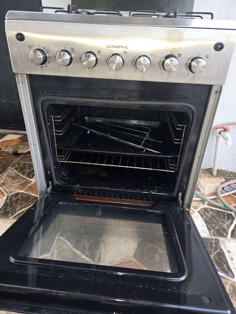 طباخ نظيف  4 عيون شرط شغل فرن السعر 100 وبي مجال بسيط شراي يخابر ***********
