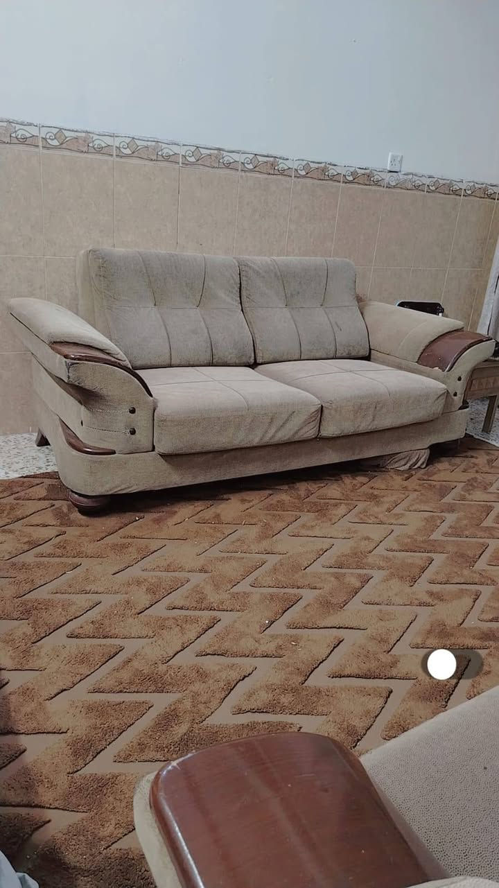 تخم 7مقاعد تركي سرير+مخزن بي ضرر بسيط موضح بلصور سعره 200الف اللي يريده يتواصل خاص أو واتساب *********** بدون عموله أو نسبه
