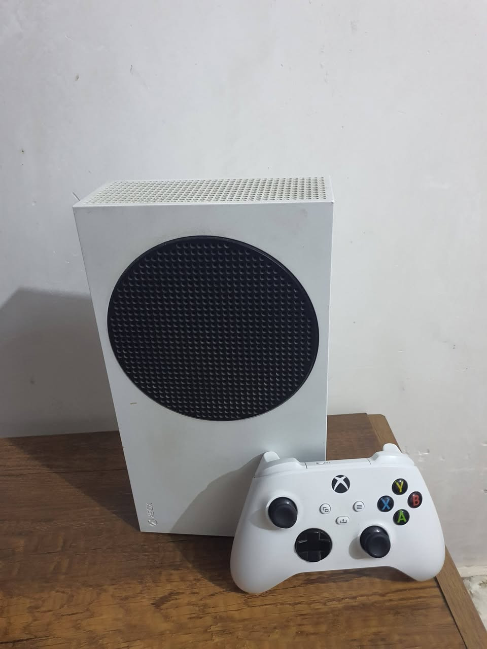 اكس  بوكس سيريس اس 

مواصفات موجودة بالصورة الي جوة

 العب gta 6 اول ما تنزل 

جهاز نضيف ما مبدل بي شي و ويا يدات 2 اصليات وكل ملحقاتة كاملة ويا

مكاني : بغداد-المحمودية

السعر: 490الف قابل للتفاوض 

للتواصل واتساب : ***********

*اذا عندك تجميعة زينة اتواصل وياي ابدل وياك *

