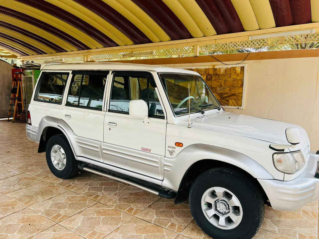 السلام عليكم للبيع هونداي كالوبر موديل 2002 رقم سليمانيه الانكليزي سنويه ل27 تحويل ثاني يوم محرك بانزين كير عادي كير ومحرك كفاله صبغ جامرلغ خلفي فقط تخم تاير جديد كهربائيات كامله مسويله ادامه كامله بلكات نوزلات فيت بم سياره كامله ربع ماتصرف عليها 
السعر 69وبيها مجال 
هـ***********
العنوان ديالى
