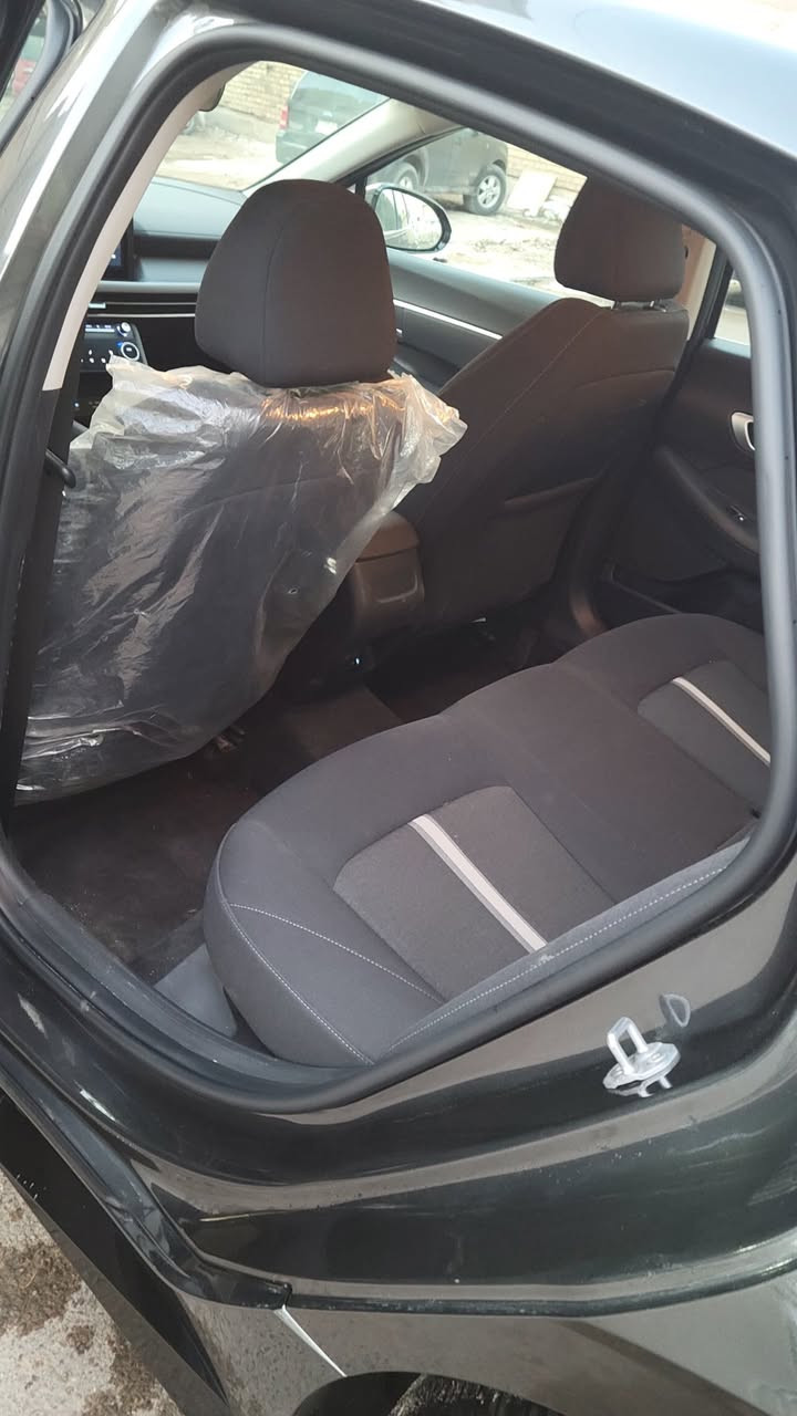 للبيع: هيونداي سوناتا 2025 – فئة SEL وارد امريكي
حادث فقط شبر بارد بقبق الجنطه مصلح بارد باقي السياره مكفوله من كلشي 
اللون: فيلي
المواصفات:
•          عداد السرعه ١٤ الف
 • محرك 4 سلندر سعة 2.5 لتر
 • قوة حوالي 191 حصان
 • گير تعليك أوتوماتيك 8 سرعات
 • نظام دفع أمامي (FWD)
 • بنزين – اقتصادي في الوقود
التجهيزات الخارجية:
 • جنوط ألمنيوم
 • مصابيح LED أمامية وخلفية
 • إضاءة نهارية LED
الداخلية والراحة:
 • مقاعد قماش بحالة ممتازة
 • مقعد السائق تعديل كهربائي
 • شاشة عدادات رقمية
 • شاشة لمس وسطية كبيرة
 • Apple CarPlay & Android Auto
 • تكييف أوتوماتيك
 • تشغيل بصمة وزر
 • دخول ذكي بدون مفتاح
أنظمة السلامة:
 • ABS مانع انغلاق المكابح
 • نظام الثبات الإلكتروني
 • مساعد الحفاظ على المسار
 • تحذير التصادم الأمامي
 • نظام النقطة العمياء
 • كاميرا خلفية
 • وسائد هوائية متعددة
الحالة: ممتازة
السيارة نظيفة وجاهزة للاستخدام رقم بغداد.
السعر:٢١٣💵 وبيها مجال بسيط 
للاستفسار:*********** متواجد واتساب 
‭٠٧٧٦ ٦٨٩ ٥٢٥٠‬ اتصال 📞
