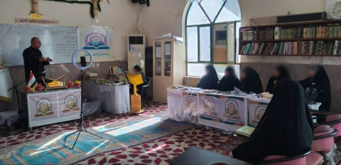 مؤسسة الإمام زين العابدين عليه السلام القرآنية 
الإثنين : ١٥ / ٦ / ٢٠٢٦ م ، ٢٩ ذو الحجة ١٤٤٧هجري المادة: التنغيم القرآني والإنشاد الديني م الثاني
الإستاد : الدكتور عادل شاكر وهام الزيادي 
الدرس : نغم الصبا سلمه صعودا ونزولآ
  الحمد لله على استمرار دورة أنيس النفوس القرآنية 📸 🎞 مشاهدات مصورة من التغطية الإعلامية لدورة علم الصوت 🗣️ 🎼 والتنغيم القرآني والإنشاد الديني الأكاديمية التخصيصية للنساء، التي يحاضر فيها🎤الدكتور عادل شاكر وهام الزيادي ، في مؤسسة الإمام زين العابدين ع القرآنية ، يوم الإثنين الساعة 🕓 عصرا، والتي تعنى بتطوير مهارات الأداء الصوتي والتنغيمي لدى القارئات والمنشدات.. وكانت أهم محاورها:
🔰 تلاوة الإفتتاح للموفقة (القارئة منتهى نجم). 
🎼 مقام الصبا: (سلّمه وأجناسه وفروعه).
🗣 التطبيقات والتدريبات العملية في مقام الصبا (سلّمه صعوداً وهبوطاً)، وتطبيقاته وفروعه في تلاوة القرآن الكريم وترتيله، والإبتهال الديني، والأذان، والردة الحسينية، والدعاء. 
🎤 ختام المحاضرة بالدعاء وقراءة سورة الفاتحة على ارواح شهدائنا الأبرار وأمواتنا جميعآ 🤲
🖌خالص الدعوات للدكتور عادل الزيادي ولجميع المشتركات في هذه الدورة المباركة نسأل الله التوفيق والسداد والقبول إنه سميع مجيب 🤲
الشيخ سيد رياض ابو مصطفى المعموري الموسوي م.  مؤسسة الإمام زين العابدين عليه السلام القرآنية 
🪀 للإستعلام والمشاركة في الدورات المجانية المفتوحة التواصل مع إدارية الدورة الست سهام مشني الظلال ***********  او ادارة المؤسسة *********** / ***********  ☝@
🖌 إعلام مؤسسة الإمام زين العابدين ع القرآنية 
🖌 الإثنين ١٥ / ٦ / ٢٠٢٦م ، ٢٩ ذو الحجة ١٤٤٧هـ.
