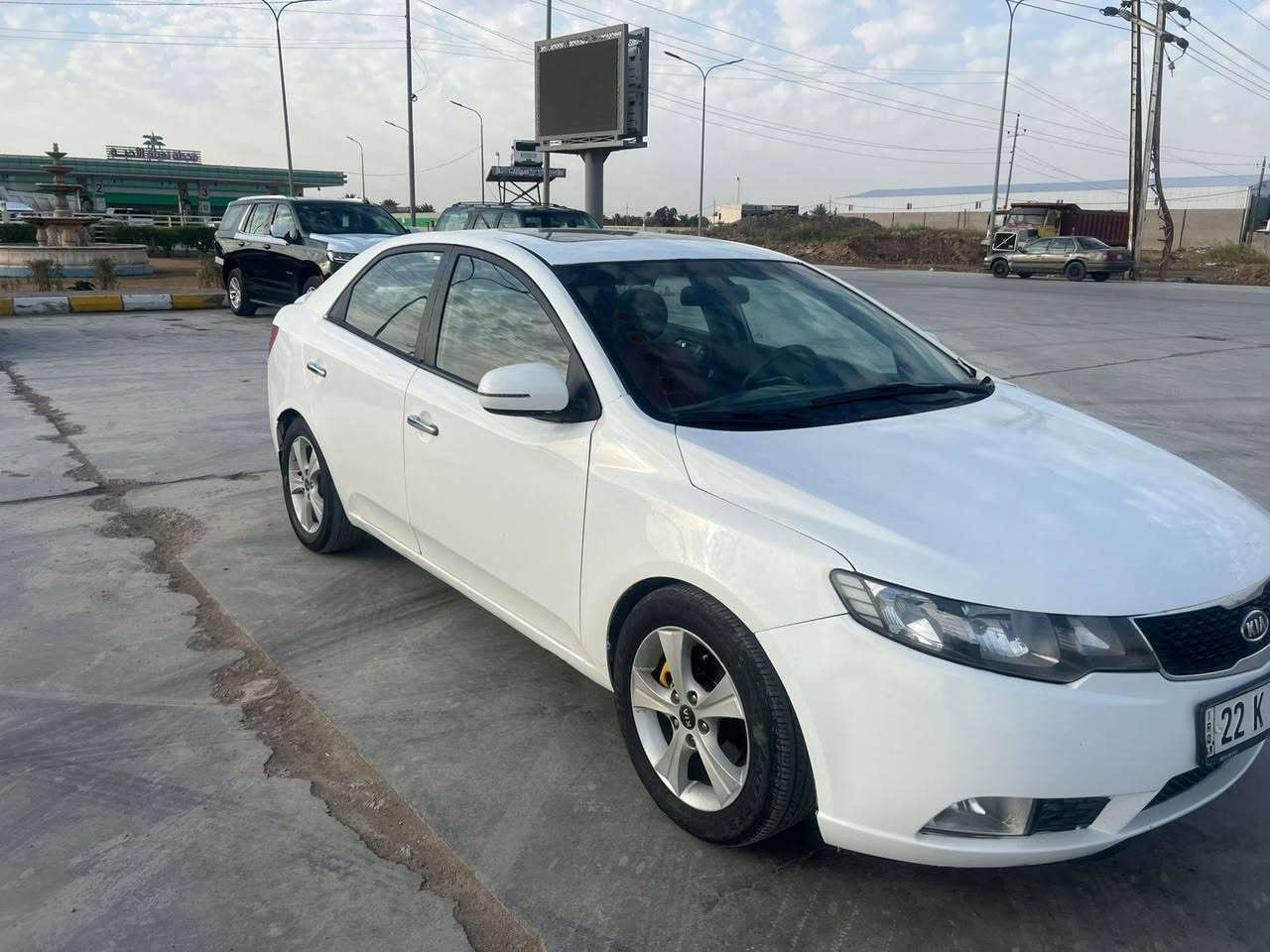 السلام عليكم
سيراتو موديل ٢٠١٣
رقم اربيل
سنوية وهزه جديدة 
تريد وكالة تريد تحويل 
مفوله فتحه وشاشه وكامره واشاير بالمري
مكينه وكير وحداديه كفاله
بيها جاملغ امامي عكس السائق والجنطه بدون دواخل وبدون شاصي وبدون لغد وانرشت حزام صبغ للجماليه
مكان السيارة واسط _  الصويرة 
للتواصل ***********
***********
