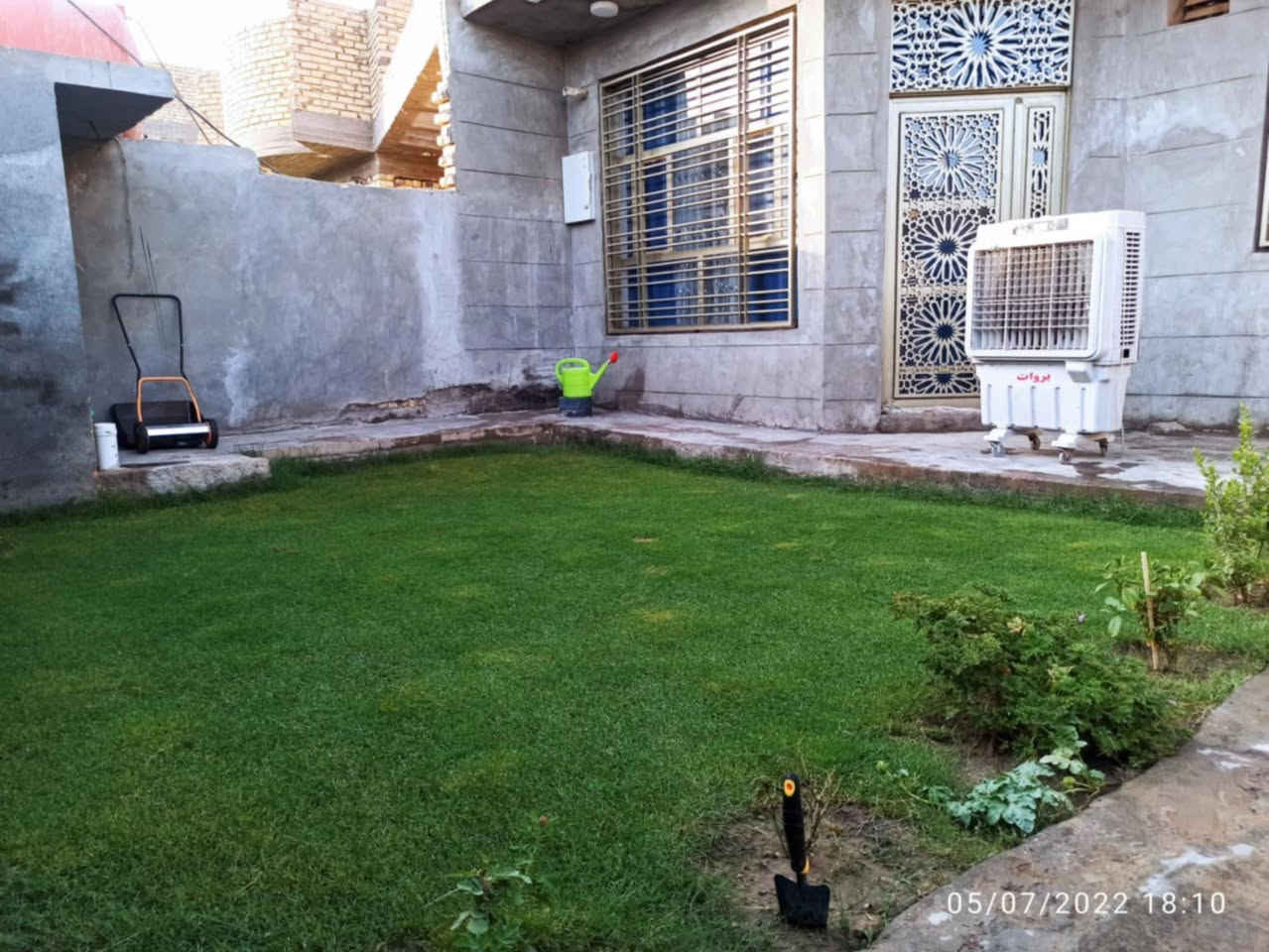 بيت سند 25 تحويل مباشر مساحه 250 طابق واحد غرفتين واستقبال وصاله صحيات خارجيه وداخليه خدمات مجاري كهرباء ماء مولده بناء حديث طابوق جمهوري سقف صب عنوان شارع 80 خلف بانزين خانه الاضواء فرع 6 للعلم شارع عرضه 12 متر رقم تلفون///سعر 130 بي مجال  *********** ///
