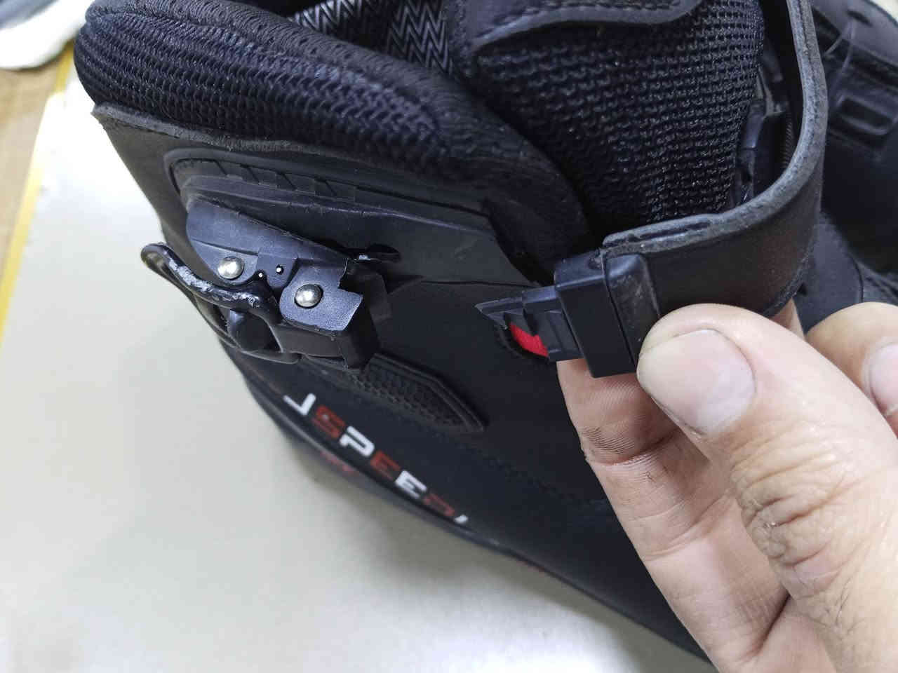 يا الله حذاه سيفتي مال بطح ستعماله مرتين بس وا واحد من حذاه يده مكسوره منه وصله بس يلبس بدون يده بي زنجيل سعره 50 وبي مجال السعر حقيقي مالته 90 مكاني كربلاء شهداه سيف سعد رقمي ***********
