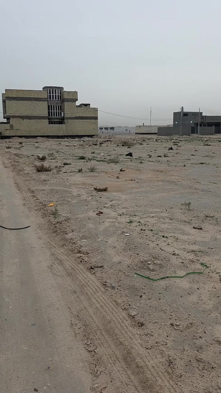 سلام عليكم عرصه سكنيه للبيع 
حولي الاول (حي الاطارات)
168 متر السعر 37 مليون
***********
