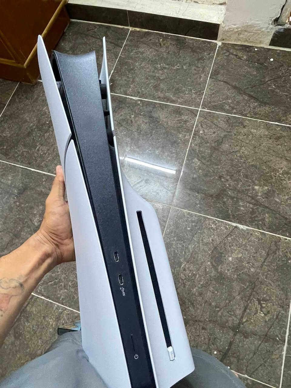 السلام عليكم بلي 5  للبيع جديد صارله شهر ونص مستعمل الله شاهد ويا يده جديده اصليه مال شركه ويده اصليه مال جهاز ويه اربع لعبات ويو بي اس جديد بطاريته فول رايدهن ب ٩٠٠ الف رقمي ***********

